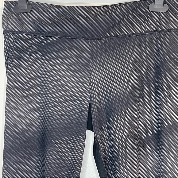 Under Armour Women’s Black geometric leggings Allseason gear Size M - Picture 2 of 6